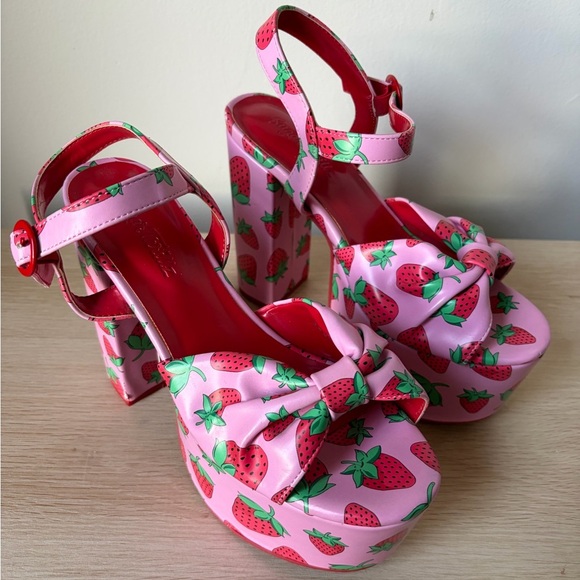 Sugar Thrillz x Dolls Kill Strawberry Fields Platform Pumps Pink 8 - Picture 3 of 15